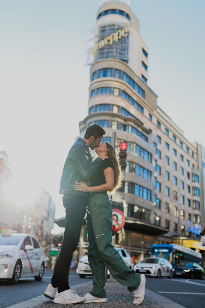 Arturo Cordero Fotografía-Fotógrafo en Madrid-Sesiones de fotos-familia-compromiso-bodas-retratos-postboda--lugares-Gran-vía-Callao (2)