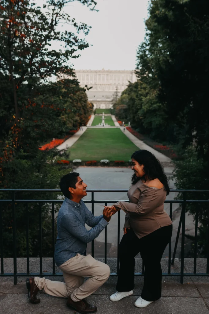 Arturo Cordero Fotografía-Fotógrafo en Madrid-Sesiones de fotos-familia-compromiso-bodas-retratos-postboda-parque retiro-lugares-Campo-Del-Moro-Jardin (2)