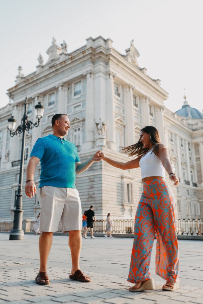 fotografo-de-pedidas-de-mano-en-madrid www.arturocordero.es arturocorderophoto Palacio real novios esposos pareja enamorados sesión de fotos