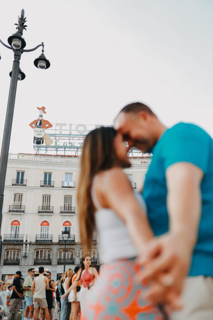 fotografo-de-pedidas-de-mano-en-madrid www.arturocordero.es arturocorderophoto Puerta del sol novios esposos pareja enamorados sesión de fotos