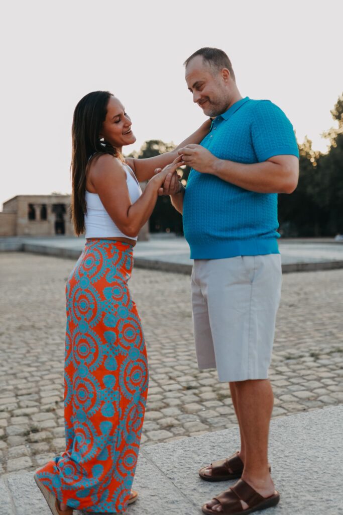 fotografo-de-pedidas-de-mano-en-madrid www.arturocordero.es arturocorderophoto templo debod novios esposos pareja enamorados sesión de fotos