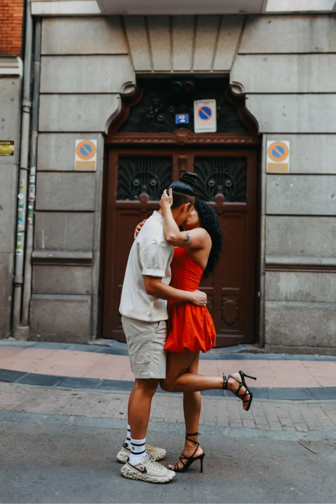 sesion-fotografia-pareja - www.arturocordero.es Fotógrafo en Madrid Barrio Serrano - Parque Retiro - pareja - novios (1)