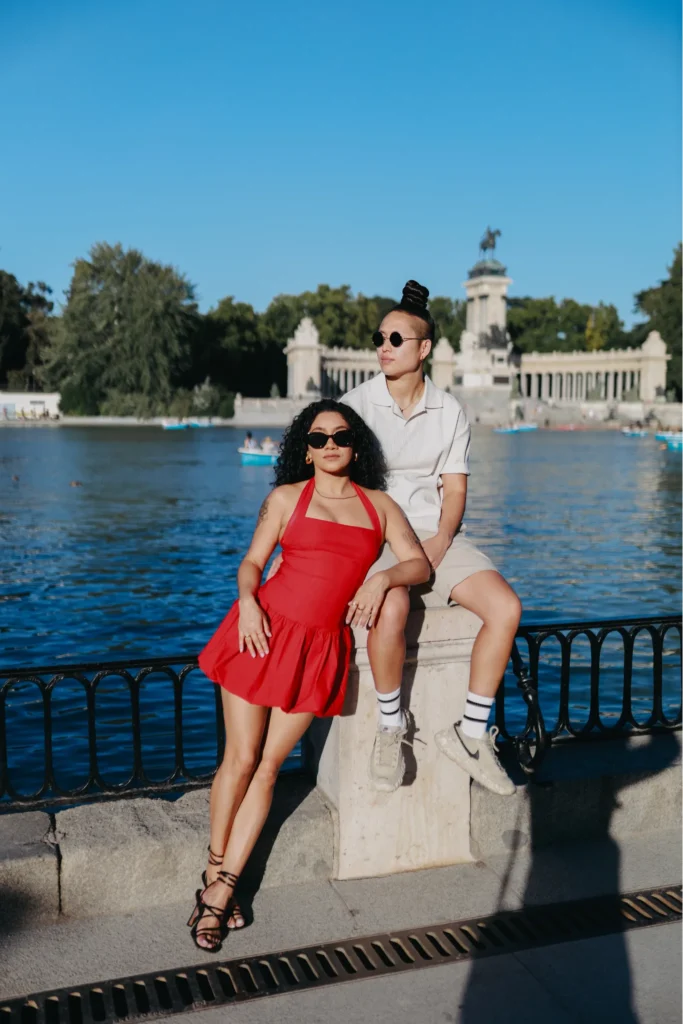 sesion-fotografia-pareja - www.arturocordero.es Fotógrafo en Madrid Barrio Serrano - Parque Retiro - pareja - novios