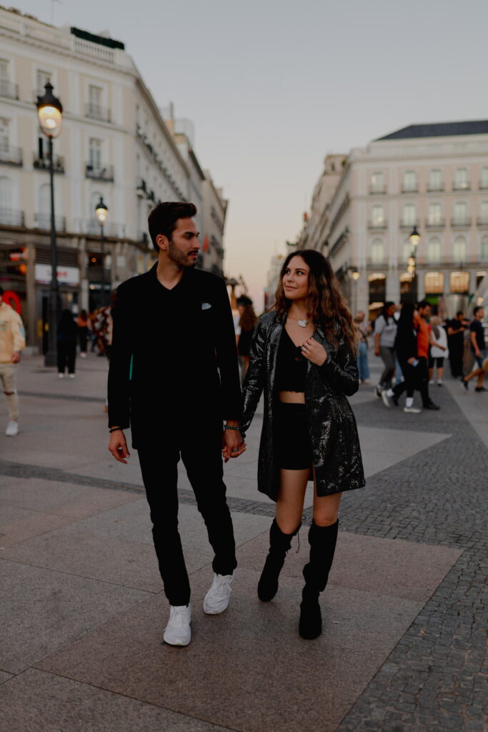 sesion-fotografia-pareja - www.arturocordero.es Fotógrafo en Madrid Puerta del Sol Novios - prometidos - foto tour Madrid - enamorados (3)