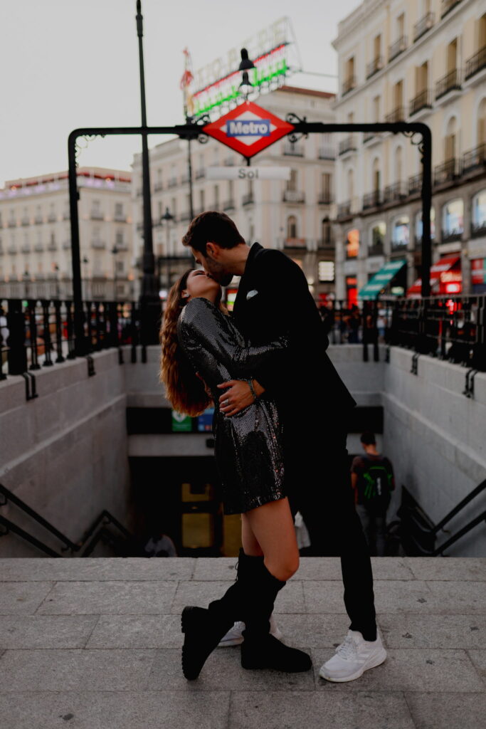 sesion-fotografia-pareja - www.arturocordero.es Fotógrafo en Madrid Puerta del Sol Novios - prometidos - foto tour Madrid - enamorados