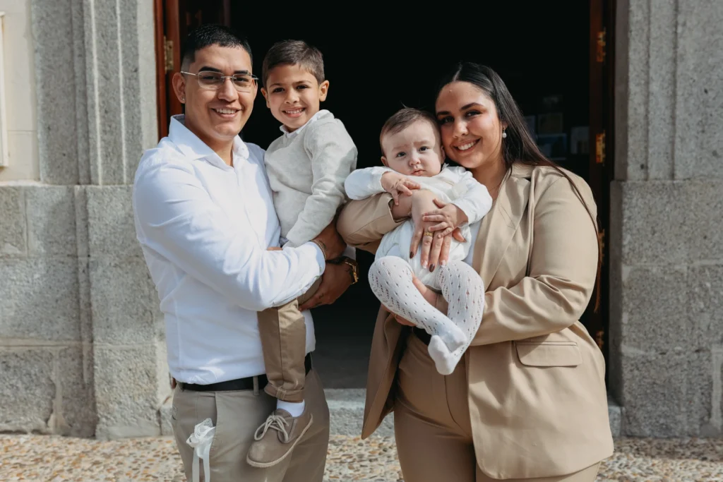 www.arturocordero.es Arturo Cordero Fotografía – Fotógrafo de Familias en Madrid – Sesiones de Fotos Familiares, Bebés, Bautizos y Revelación de Sexo - Iglesia Villaviciosa de Odón (2) (1)