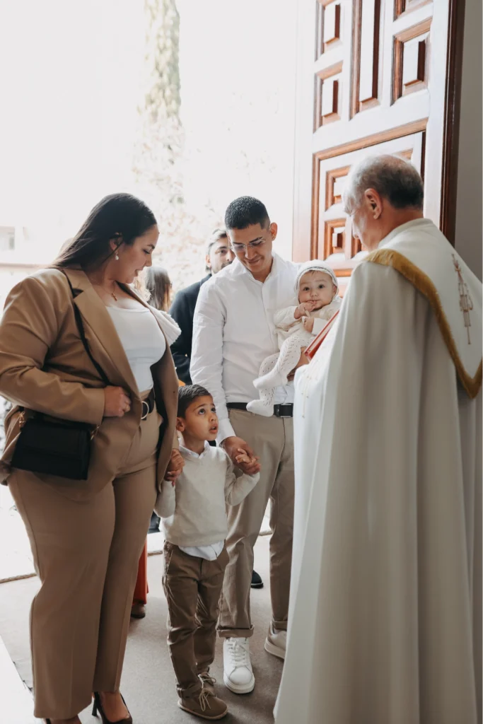 www.arturocordero.es Arturo Cordero Fotografía – Fotógrafo de Familias en Madrid – Sesiones de Fotos Familiares, Bebés, Bautizos y Revelación de Sexo - Iglesia Villaviciosa de Odón (3)